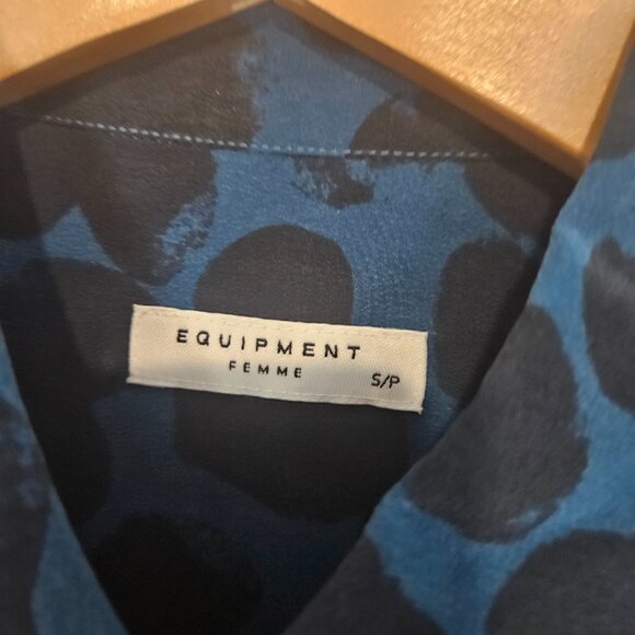 NWT Equipment Femme Brett Shirt Blouse Size Small 100% Silk Heart Print $248 - Picture 3 of 8